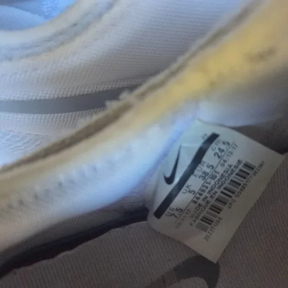 White Nike Sneakers 7.5 - Picture 4 of 5